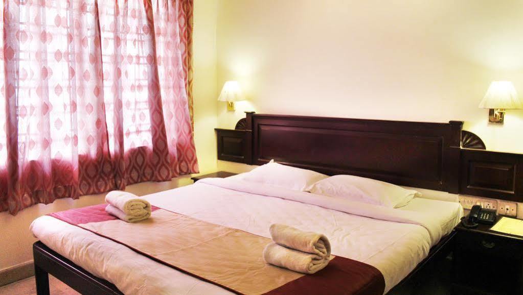 Hotel Archana Inn Kochi Ngoại thất bức ảnh